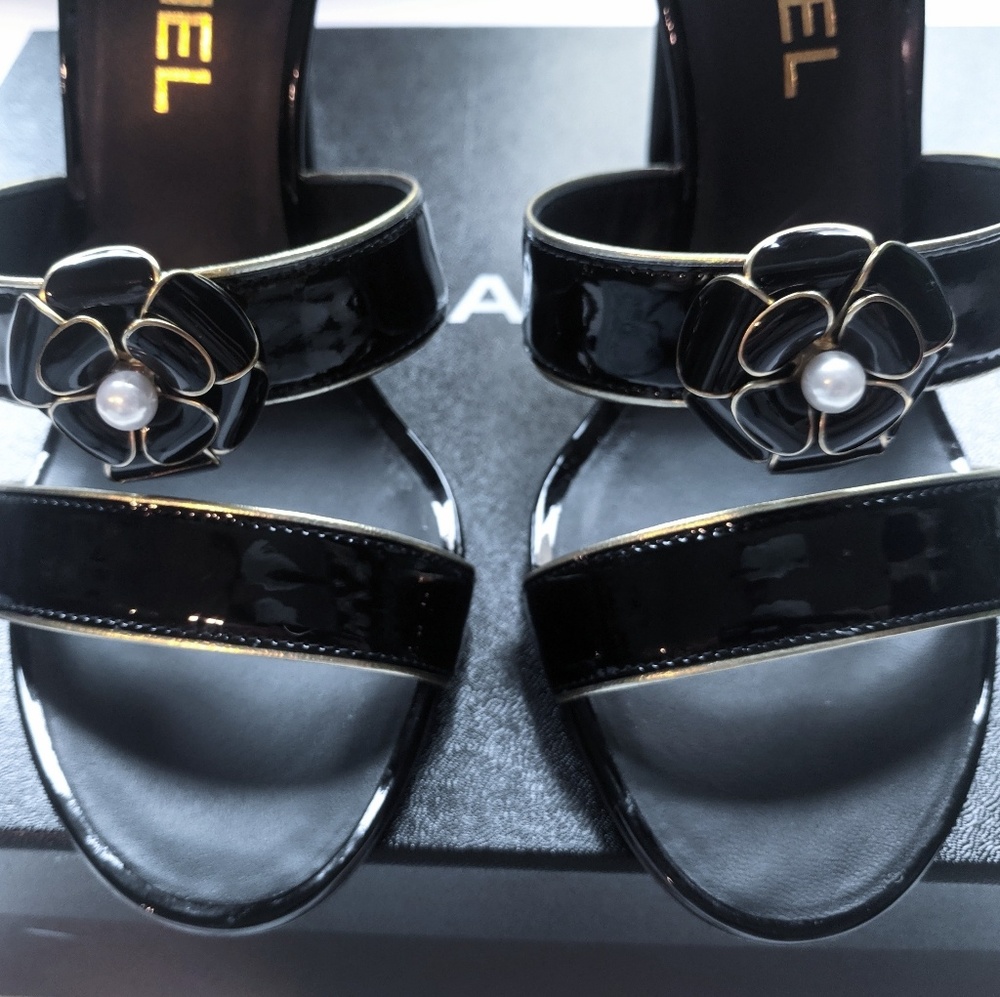 Reserved❤️NIB!🎁🌺CHANEL CC Camellia Pearl Sandals - Picture 3 of 8